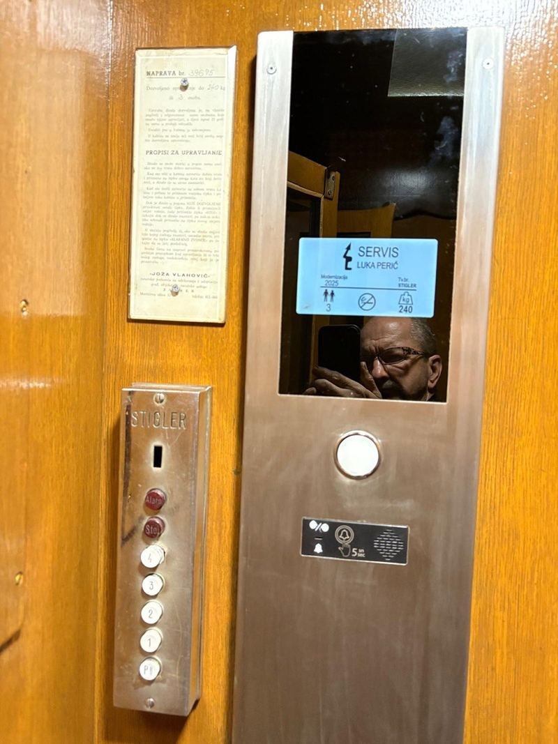 Nova upravljačka ploča s natpisom SERVIS LUKA PERIĆ, u ogledalu se vidi majstor koji je fotografira