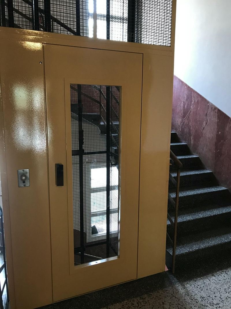 Novo dizalo s ostakljenim vratima u stubištu stambene zgrade