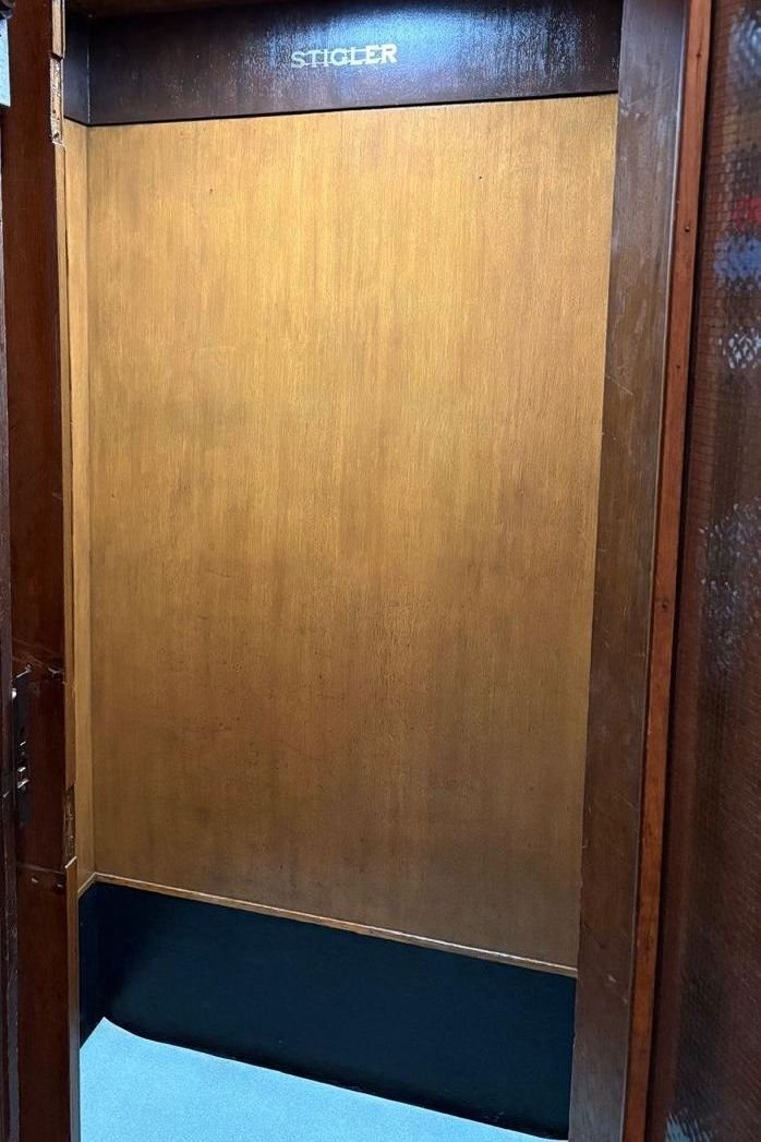 Ista Stigler kabina nakon restauracije - obnovljeno drvo, vraćen natpis STIGLER, novi pod